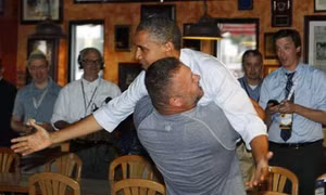 Chủ nhà hàng nhấc bổng Tổng thống Obama