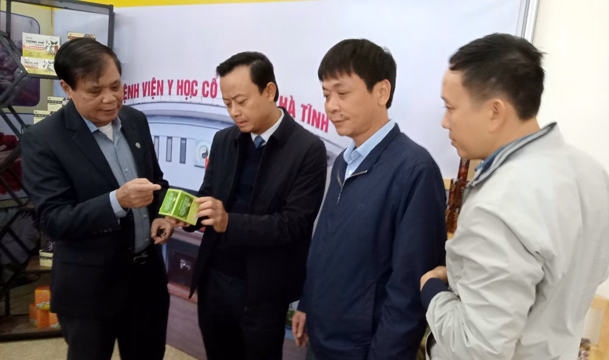 potal-trien-lam-dac-biet-ky-niem-300-nam-ngay-sinh-hai-thuong-lan-ong-le-huu-trac-7774809.jpg