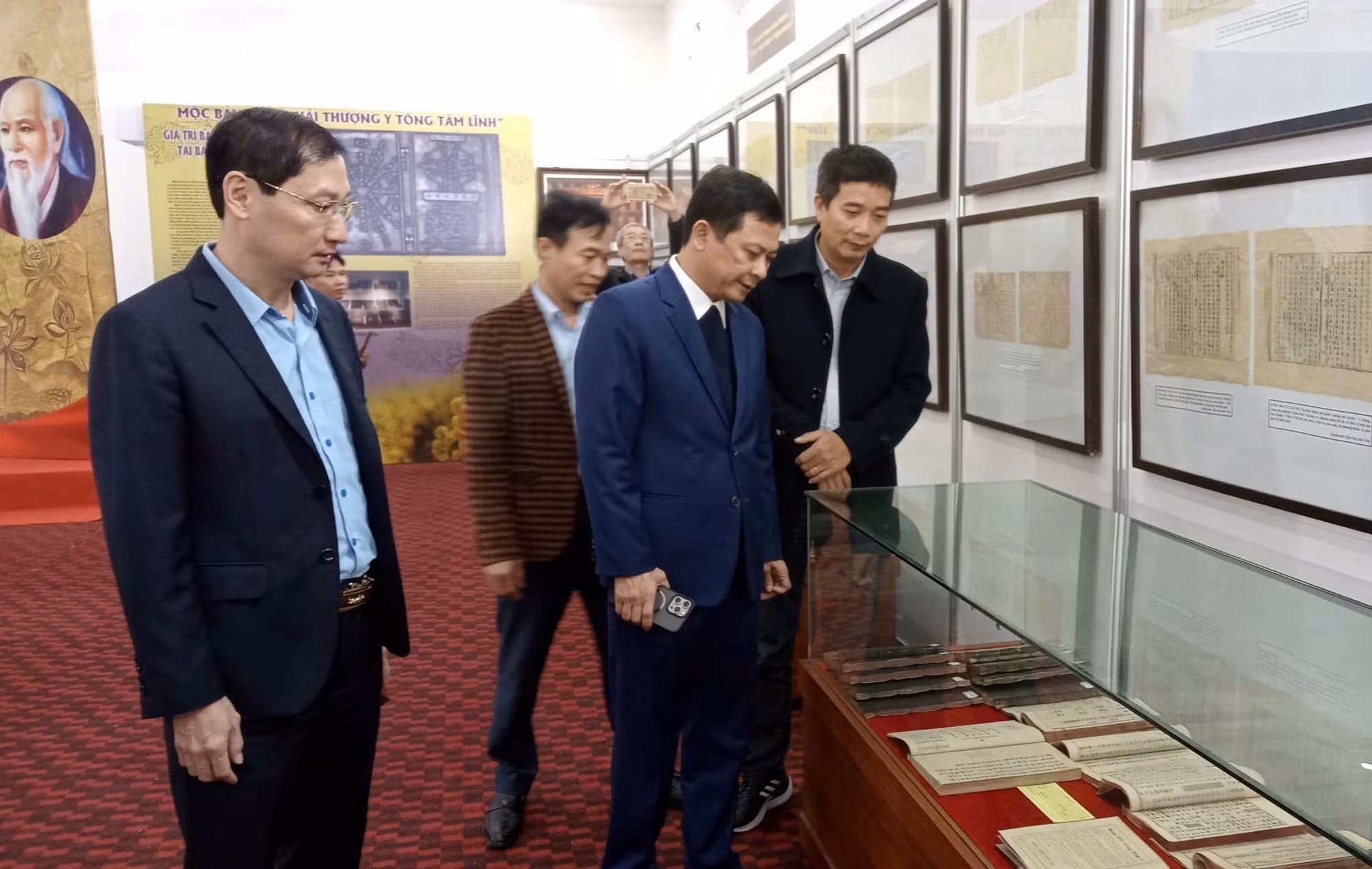 potal-trien-lam-dac-biet-ky-niem-300-nam-ngay-sinh-hai-thuong-lan-ong-le-huu-trac-7774813.jpg