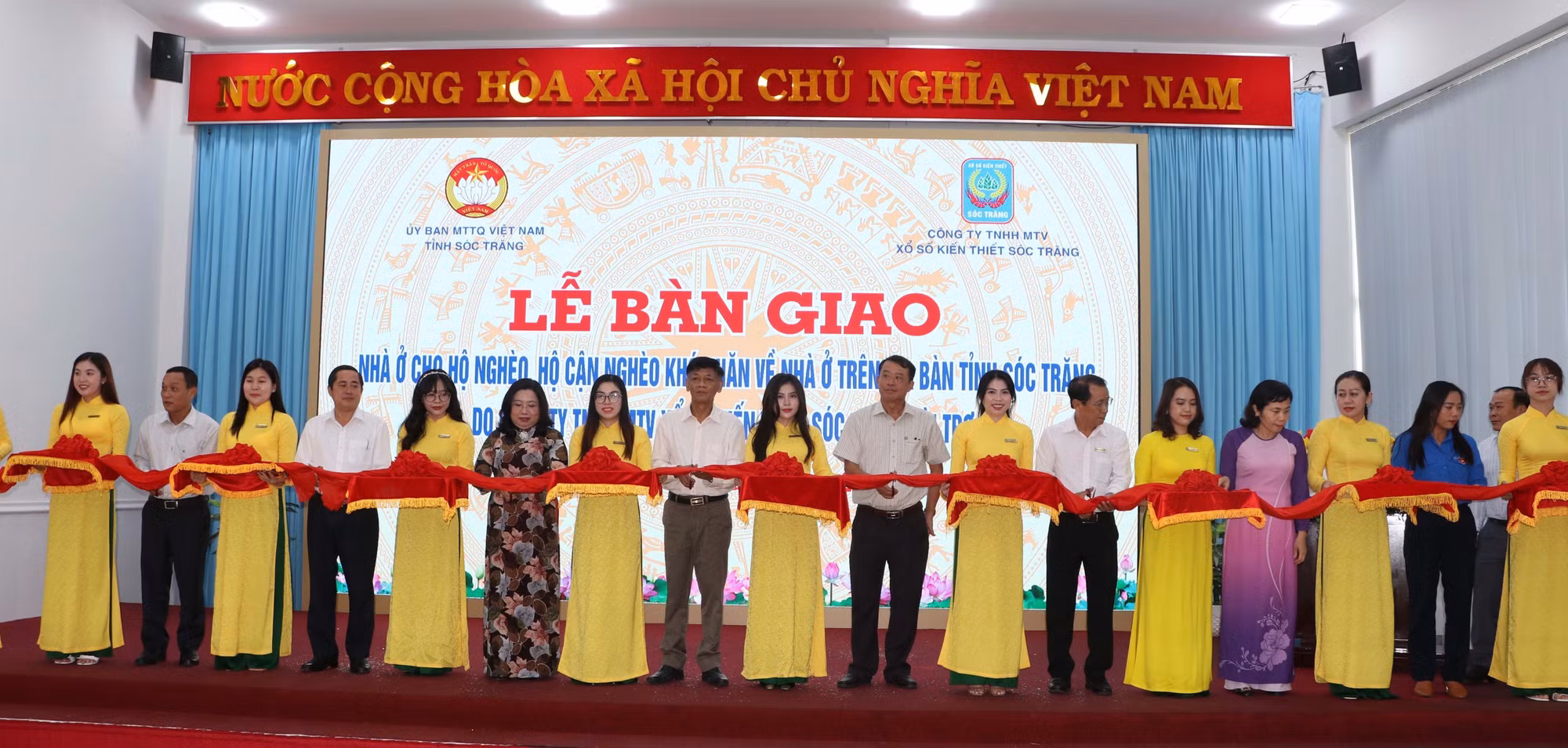potal-soc-trang-ban-giao-120-can-nha-cho-ho-ngheo-truoc-them-nam-moi-7773528.jpg