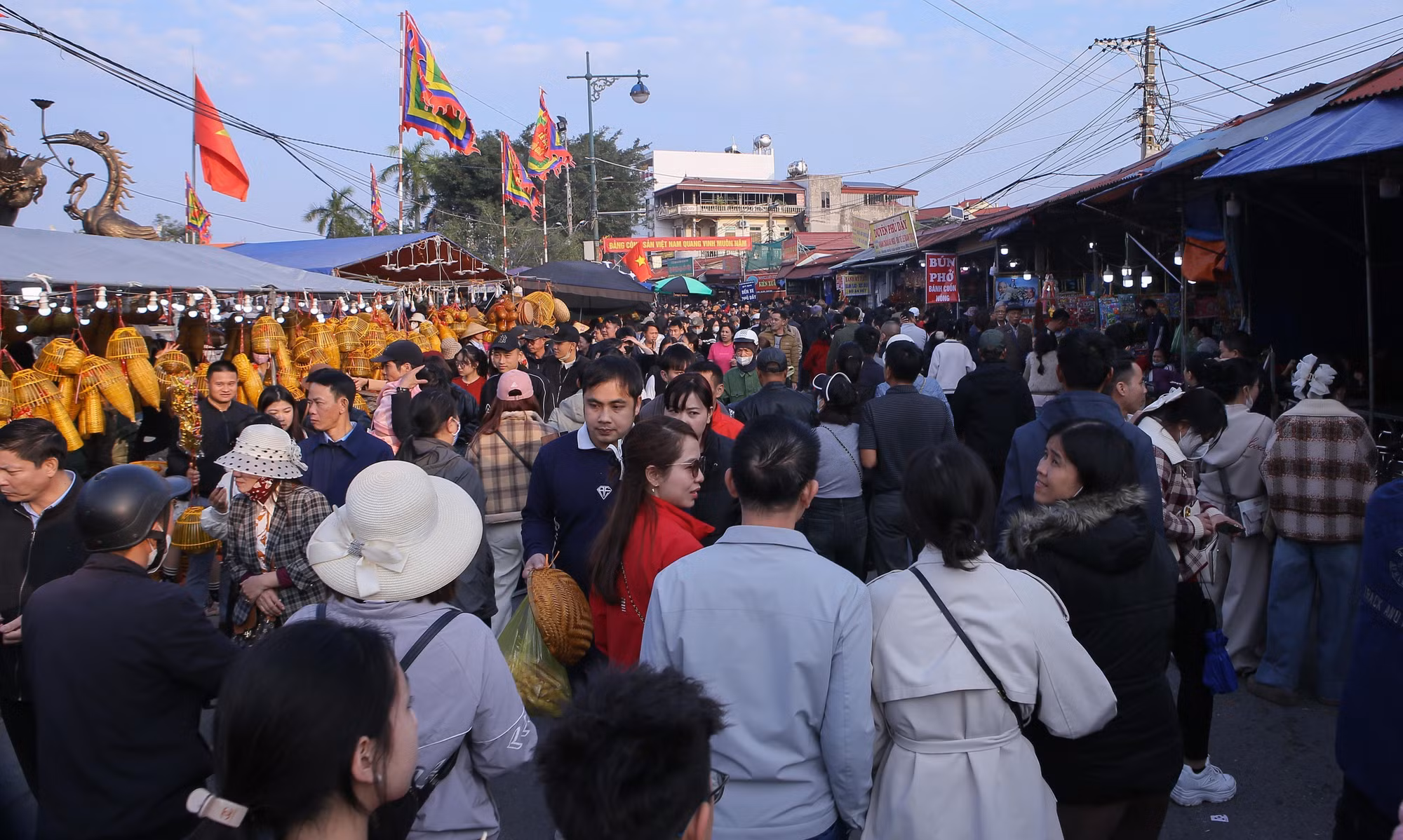 potal-nguoi-dan-no-nuc-di-cho-vieng-mua-may-ban-rui-7839825.jpg