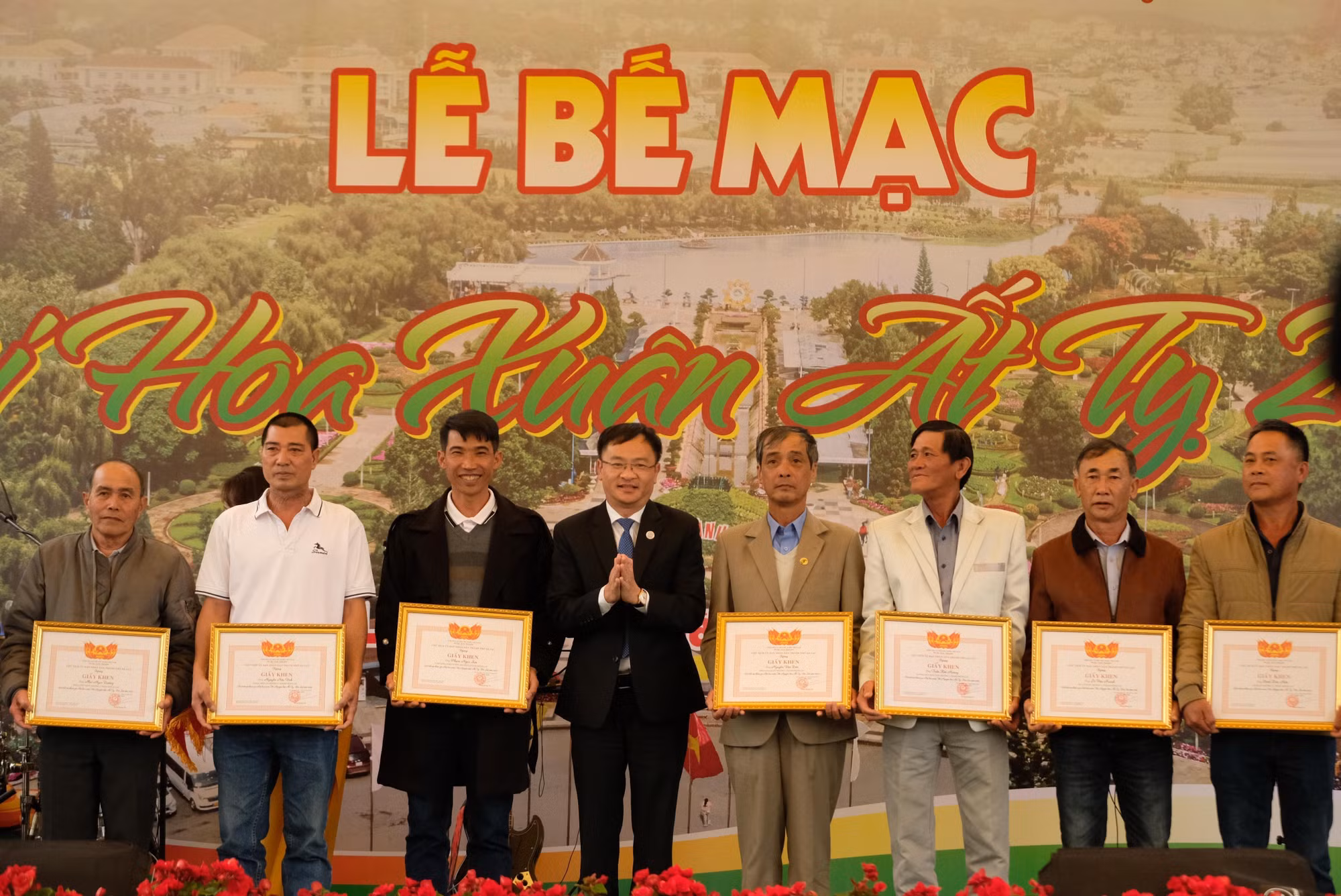 potal-hoi-hoa-xuan-da-lat-thu-hut-hon-20000-luot-khach-tham-quan-7845195.jpg