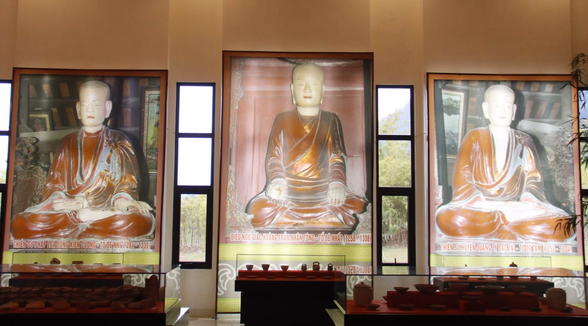 potal-bac-giang-trung-bay-hinh-anh-hien-vat-tieu-bieu-ve-phat-giao-thoi-ly-tran-7846108.jpg