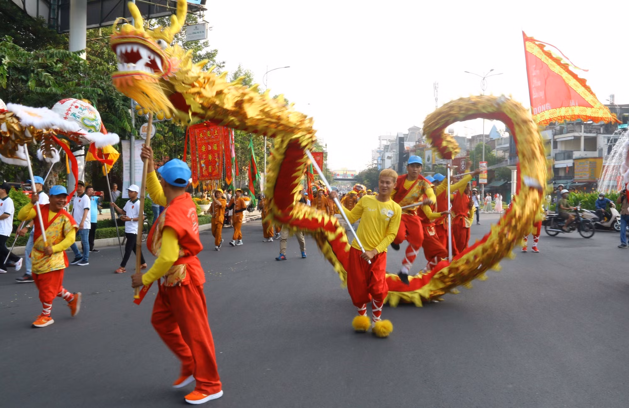 potal-thanh-pho-bien-hoa-dac-sac-le-nghinh-than-tren-duong-pho-7844463.jpg