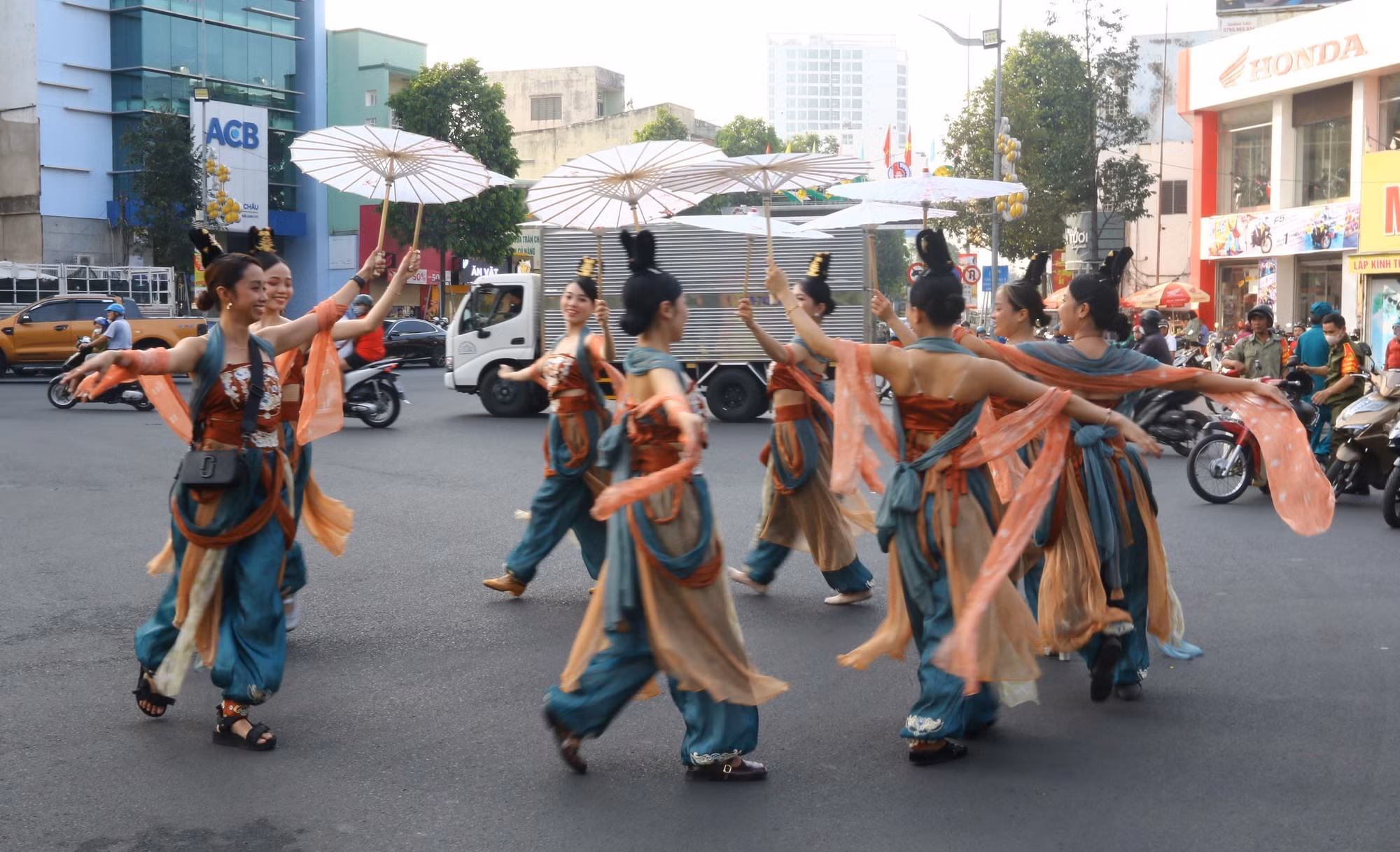 potal-thanh-pho-bien-hoa-dac-sac-le-nghinh-than-tren-duong-pho-7844458.jpg