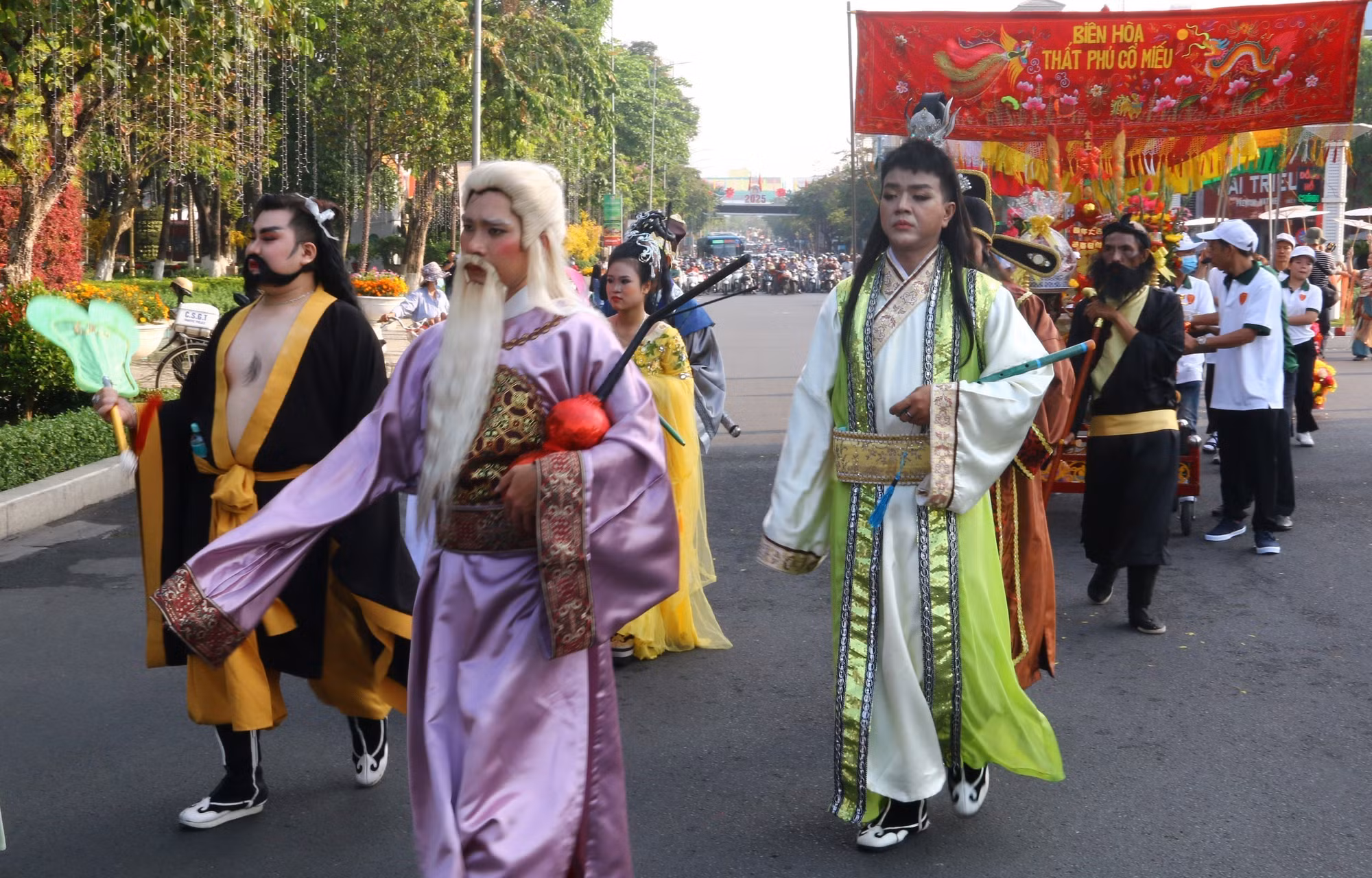 potal-thanh-pho-bien-hoa-dac-sac-le-nghinh-than-tren-duong-pho-7844457.jpg