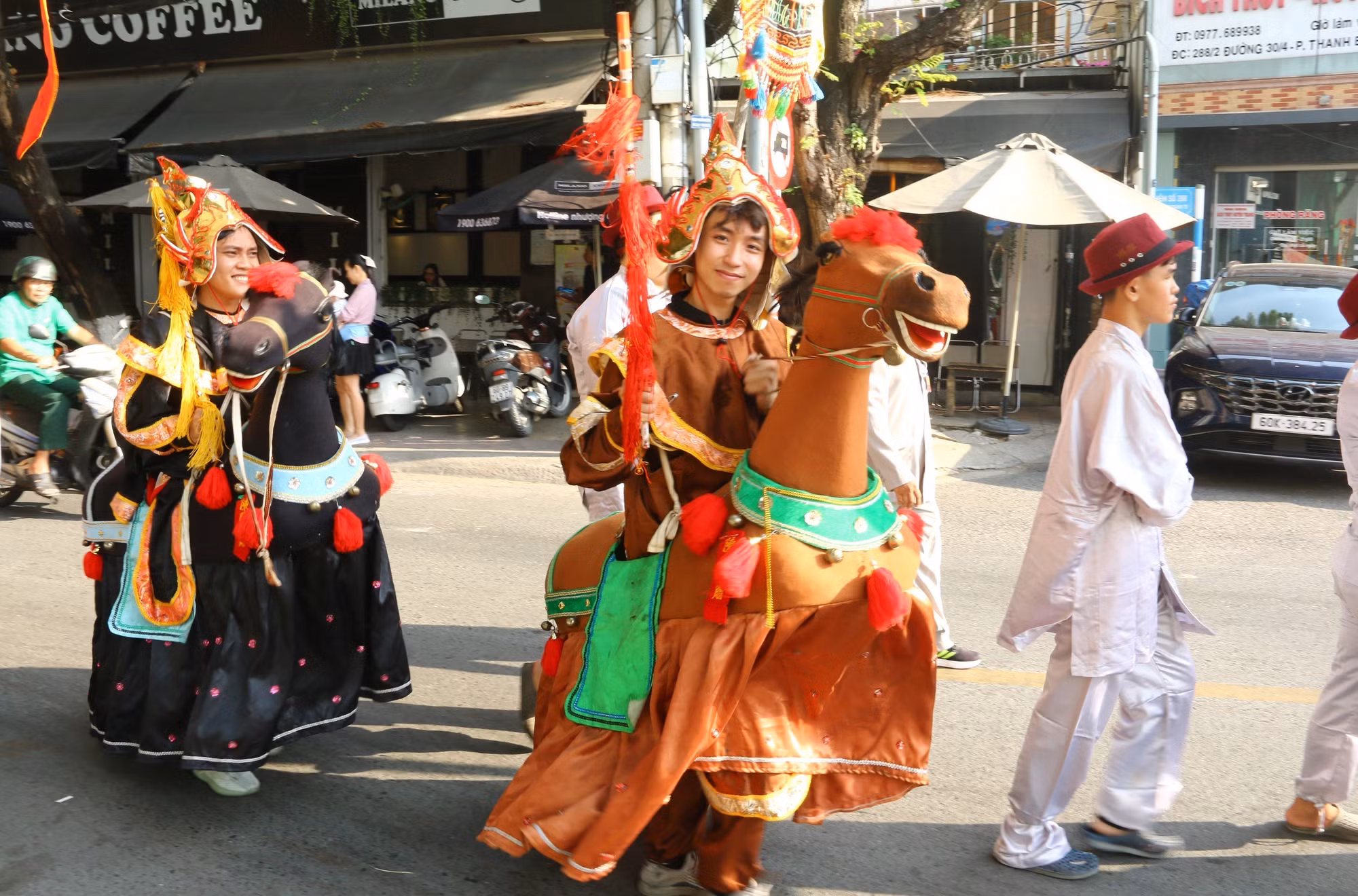 potal-thanh-pho-bien-hoa-dac-sac-le-nghinh-than-tren-duong-pho-7844455.jpg