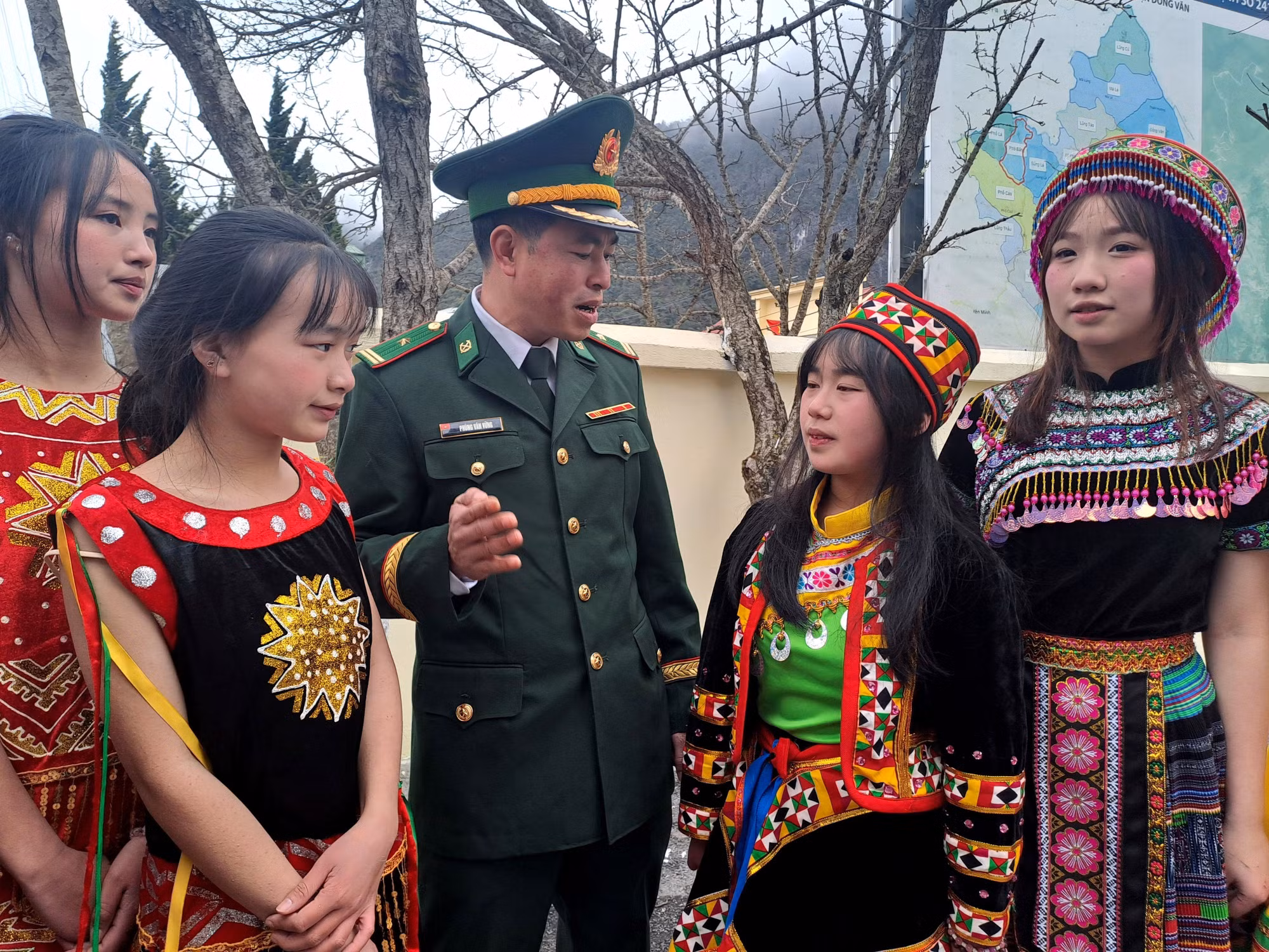 potal-soi-noi-ngay-hoi-bien-phong-toan-dan-2025-tren-cao-nguyen-da-dong-van-7873662.jpg