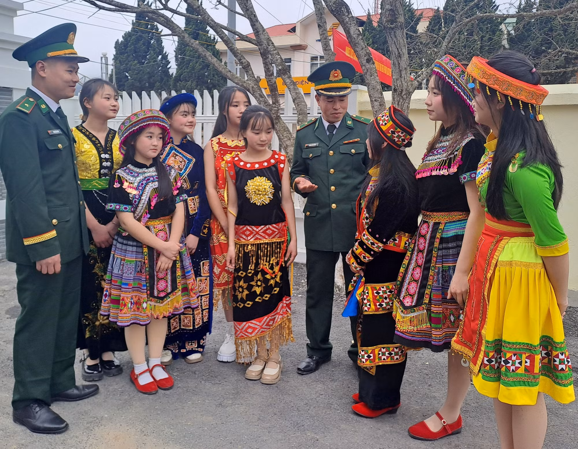 potal-soi-noi-ngay-hoi-bien-phong-toan-dan-2025-tren-cao-nguyen-da-dong-van-7873659.jpg