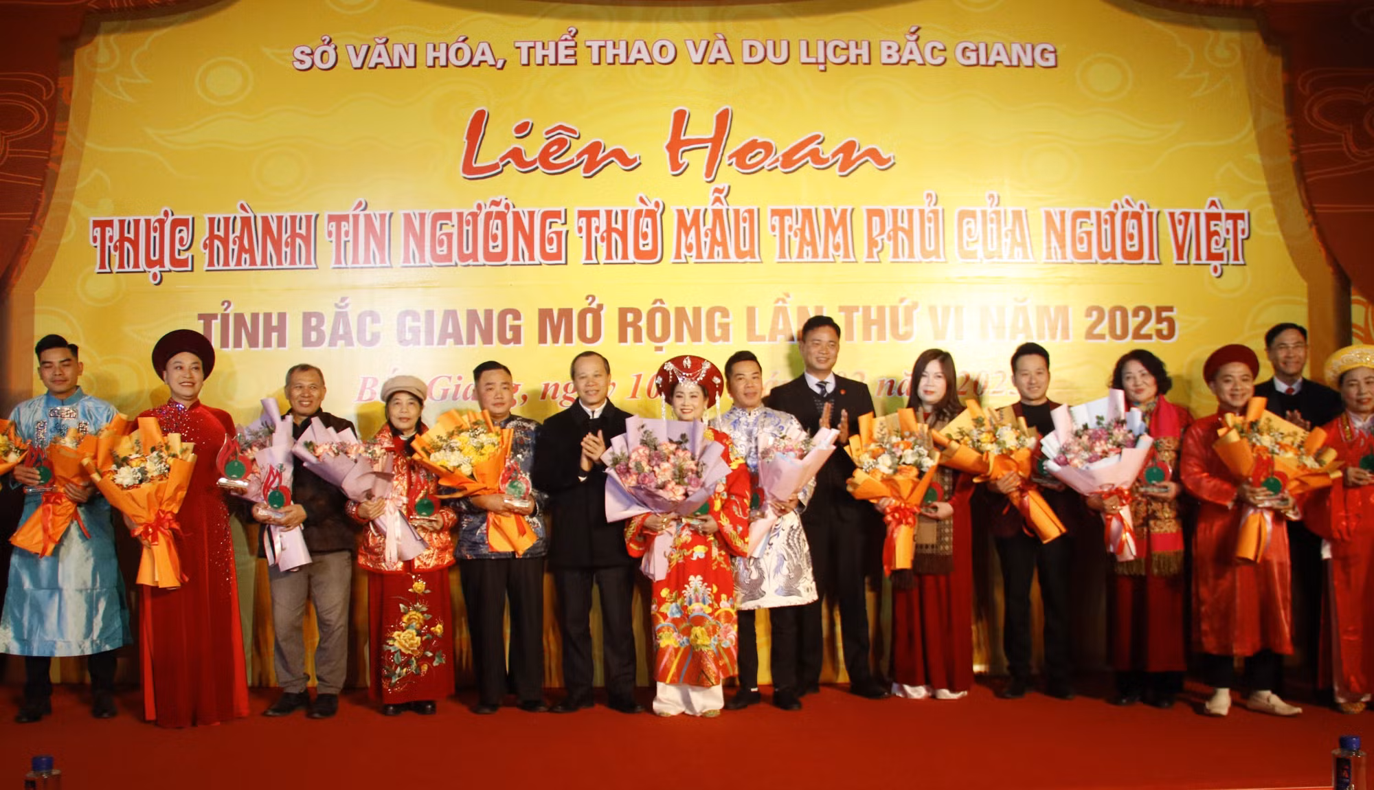 potal-lien-hoan-thuc-hanh-tin-nguong-tho-mau-tam-phu-cua-nguoi-viet-tinh-bac-giang-mo-rong-lan-thu-vi-nam-2025-7849421.jpg