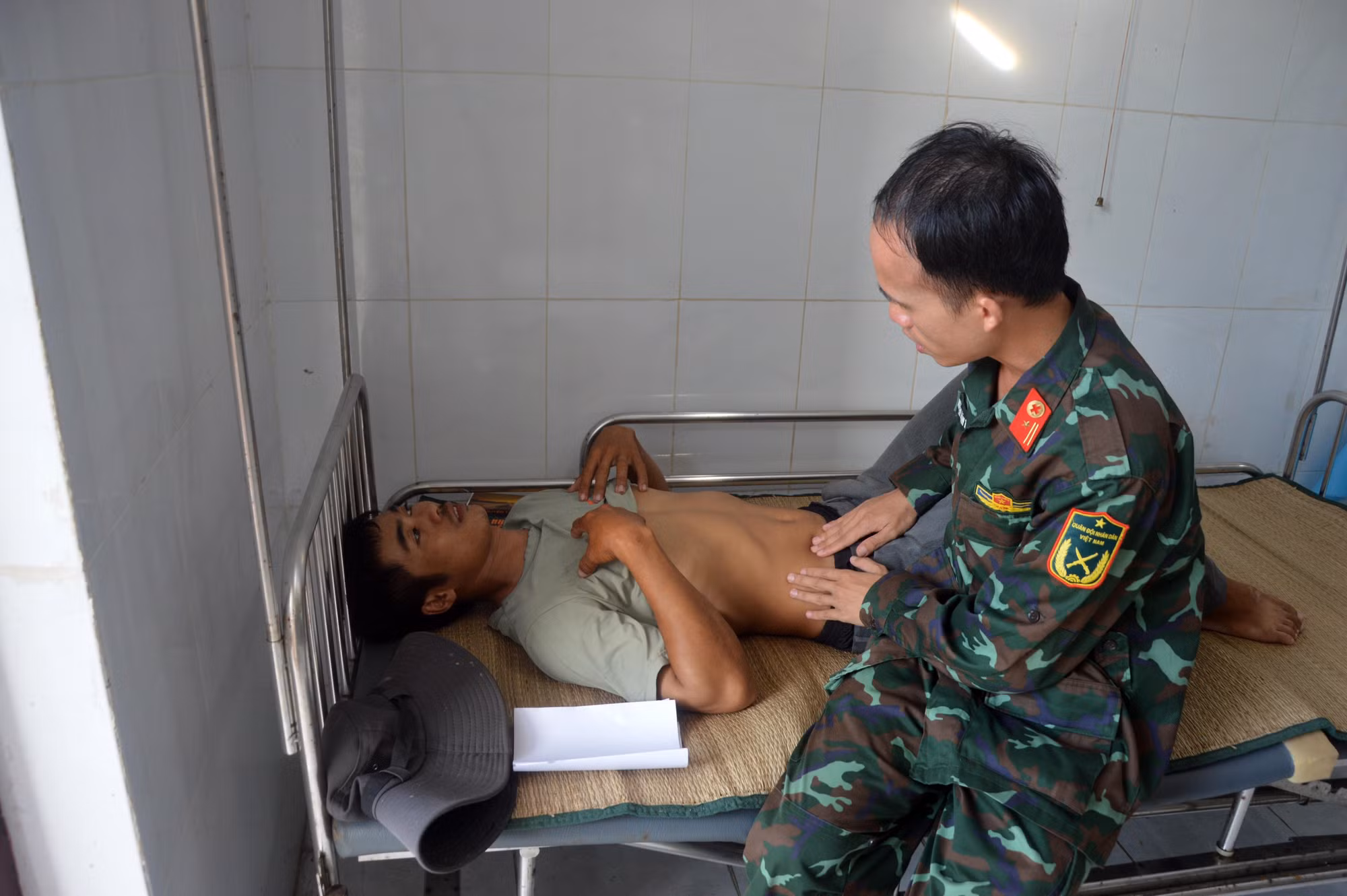 potal-nhung-thay-thuoc-o-truong-sa-cham-soc-tot-suc-khoe-cho-nhan-dan-7874555.jpg