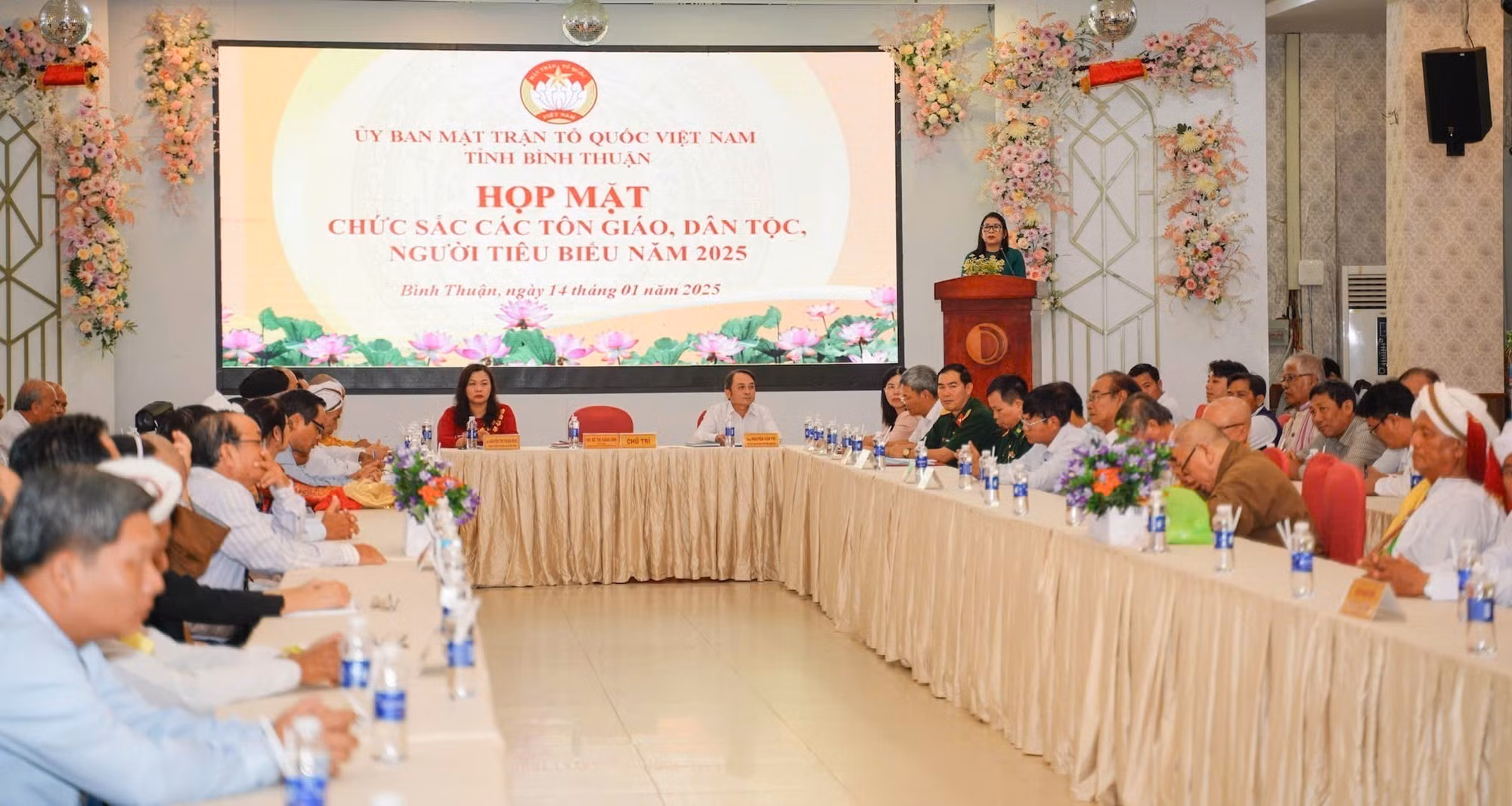 potal-binh-thuan-gap-mat-100-chuc-sac-ton-giao-dan-toc-nguoi-tieu-bieu-nam-2025-7807149.jpg