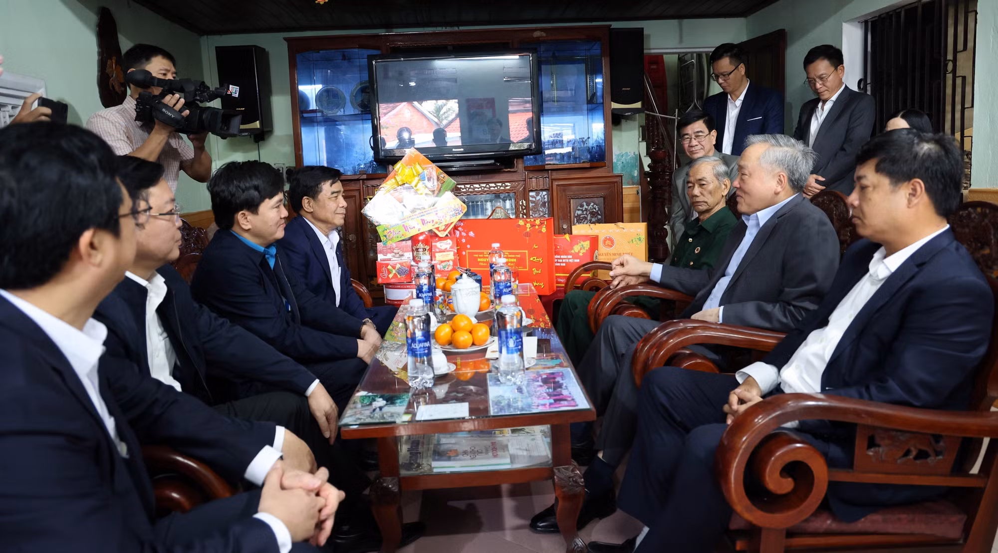 potal-pho-thu-tuong-thuong-truc-nguyen-hoa-binh-tham-va-tang-qua-gia-dinh-sach-nguoi-ngheo-o-quang-nam-7815252.jpg