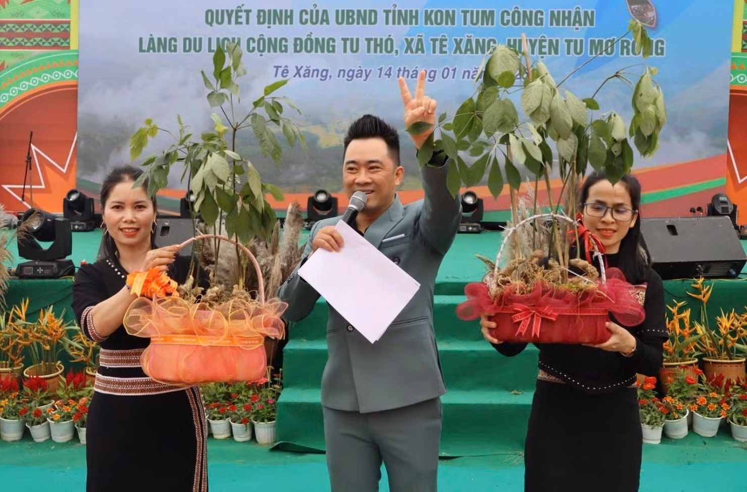 potal-le-don-nhan-quyet-dinh-cong-nhan-lang-du-lich-cong-dong-tu-tho-7806982.jpg