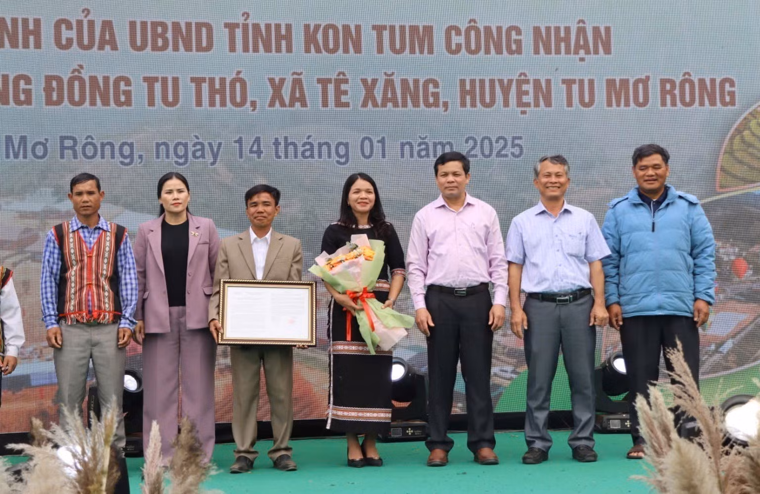 potal-le-don-nhan-quyet-dinh-cong-nhan-lang-du-lich-cong-dong-tu-tho-7806989.jpg
