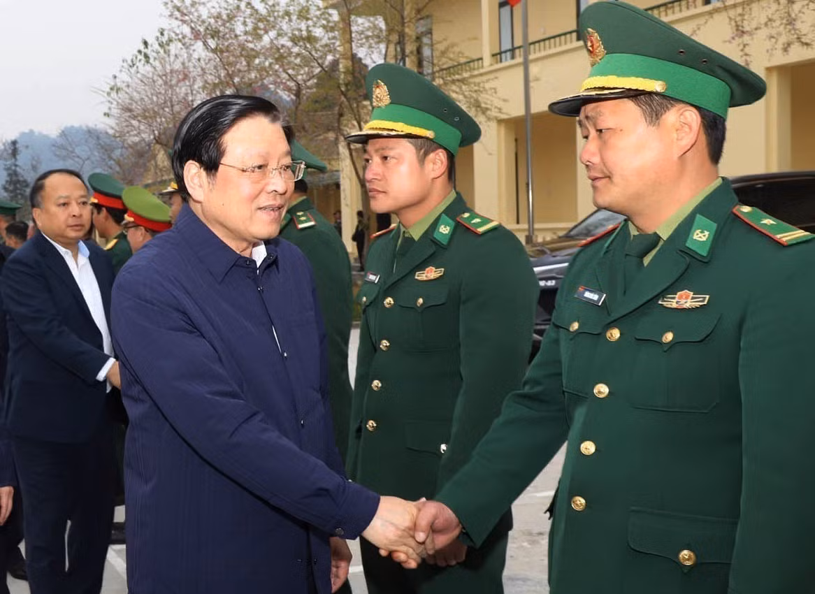 potal-truong-ban-noi-chinh-trung-uong-tham-chuc-tet-tai-ha-giang-7822427.jpg