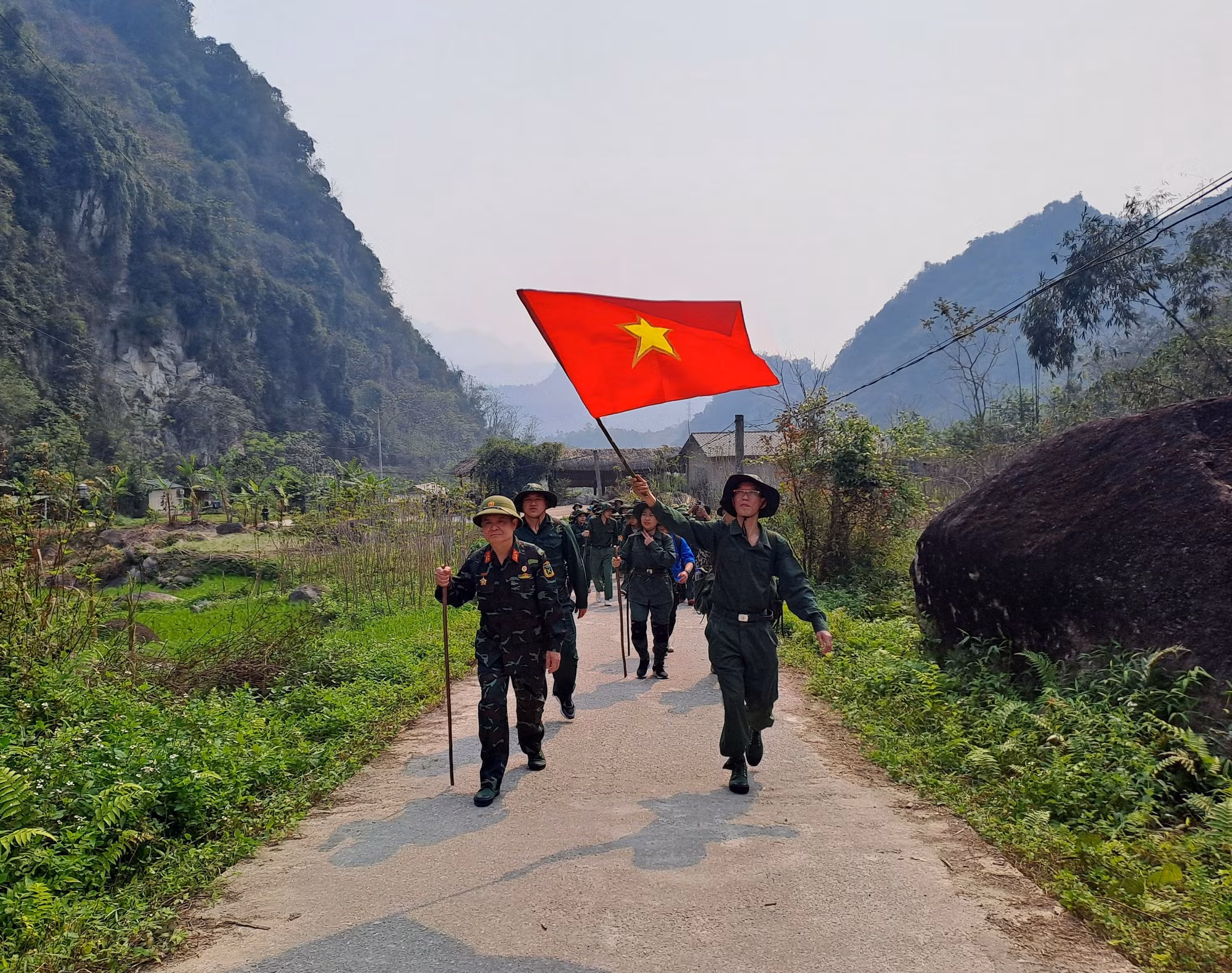potal-nhung-buoc-chan-tri-an-tren-manh-dat-vi-xuyen-anh-hung-7927271.jpg