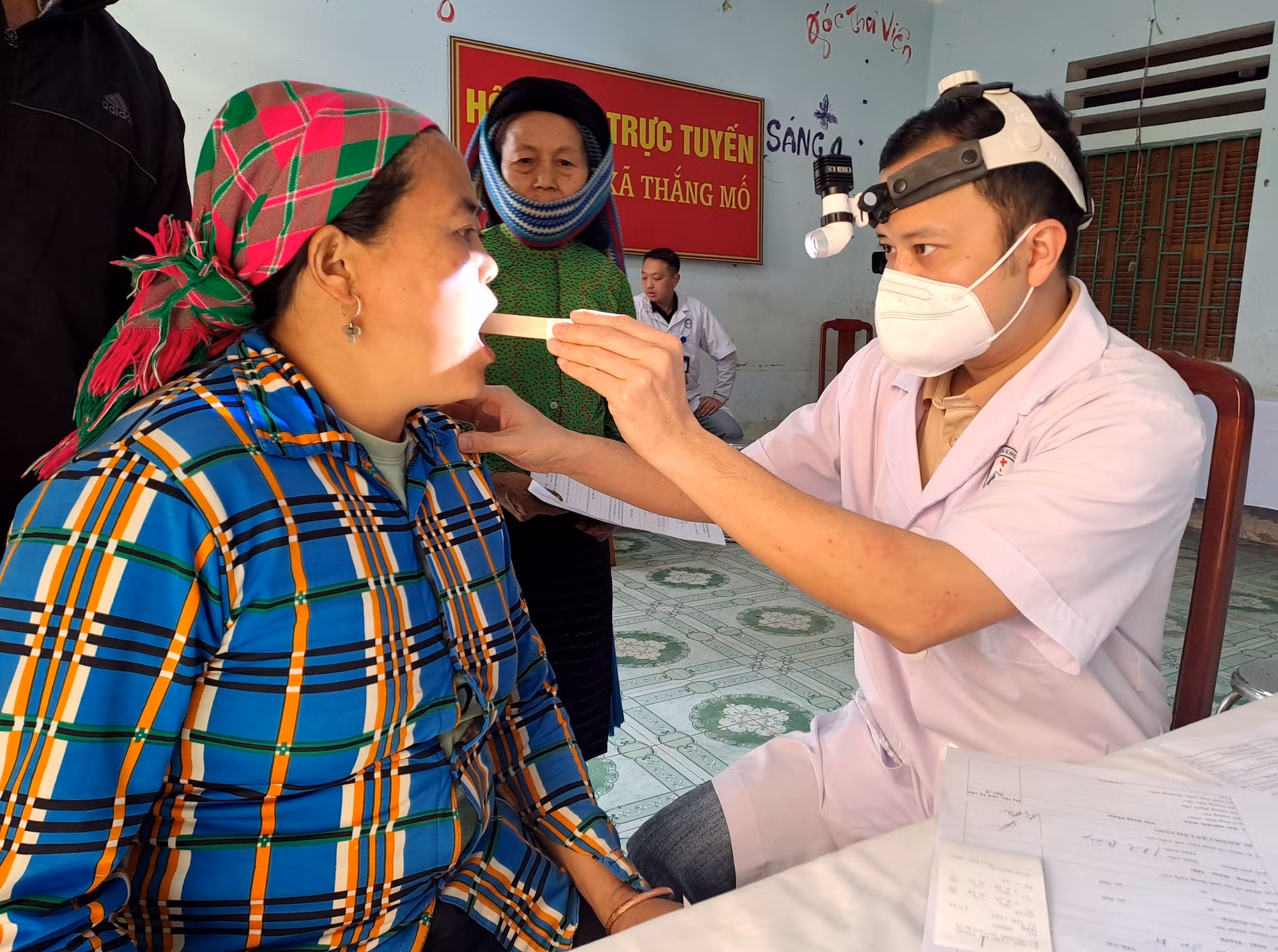 potal-kham-chua-benh-va-cap-phat-thuoc-mien-phi-cho-nguoi-dan-xa-bien-gioi-ha-giang-7886135.jpg