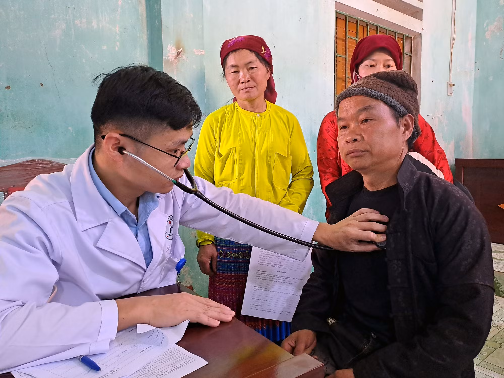 potal-kham-chua-benh-va-cap-phat-thuoc-mien-phi-cho-nguoi-dan-xa-bien-gioi-ha-giang-7886127.jpg