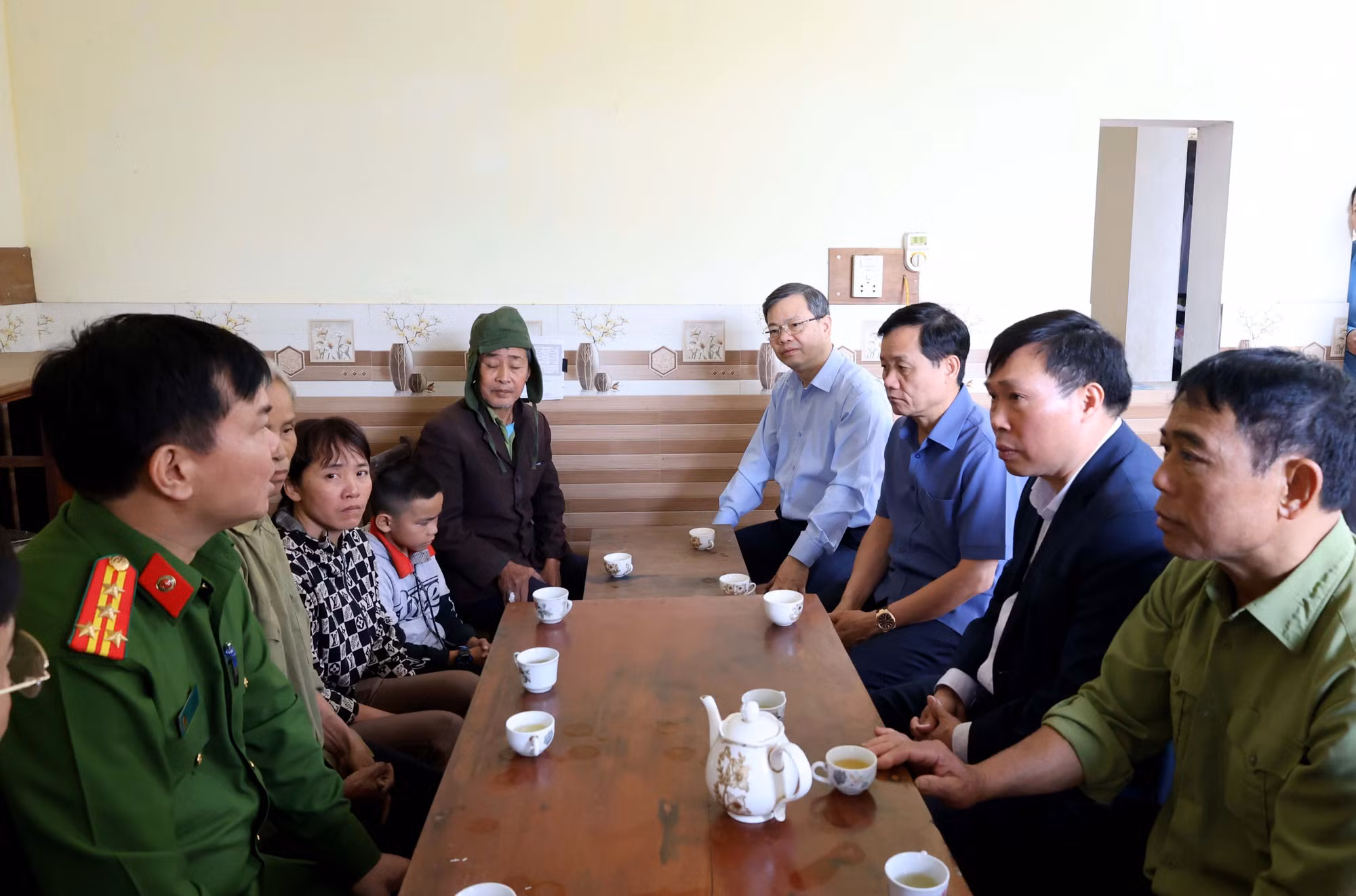 potal-tham-hoi-gia-dinh-nan-nhan-bi-thiet-mang-khi-tham-gia-chua-chay-rung-o-tuyen-quang-7927289.jpg