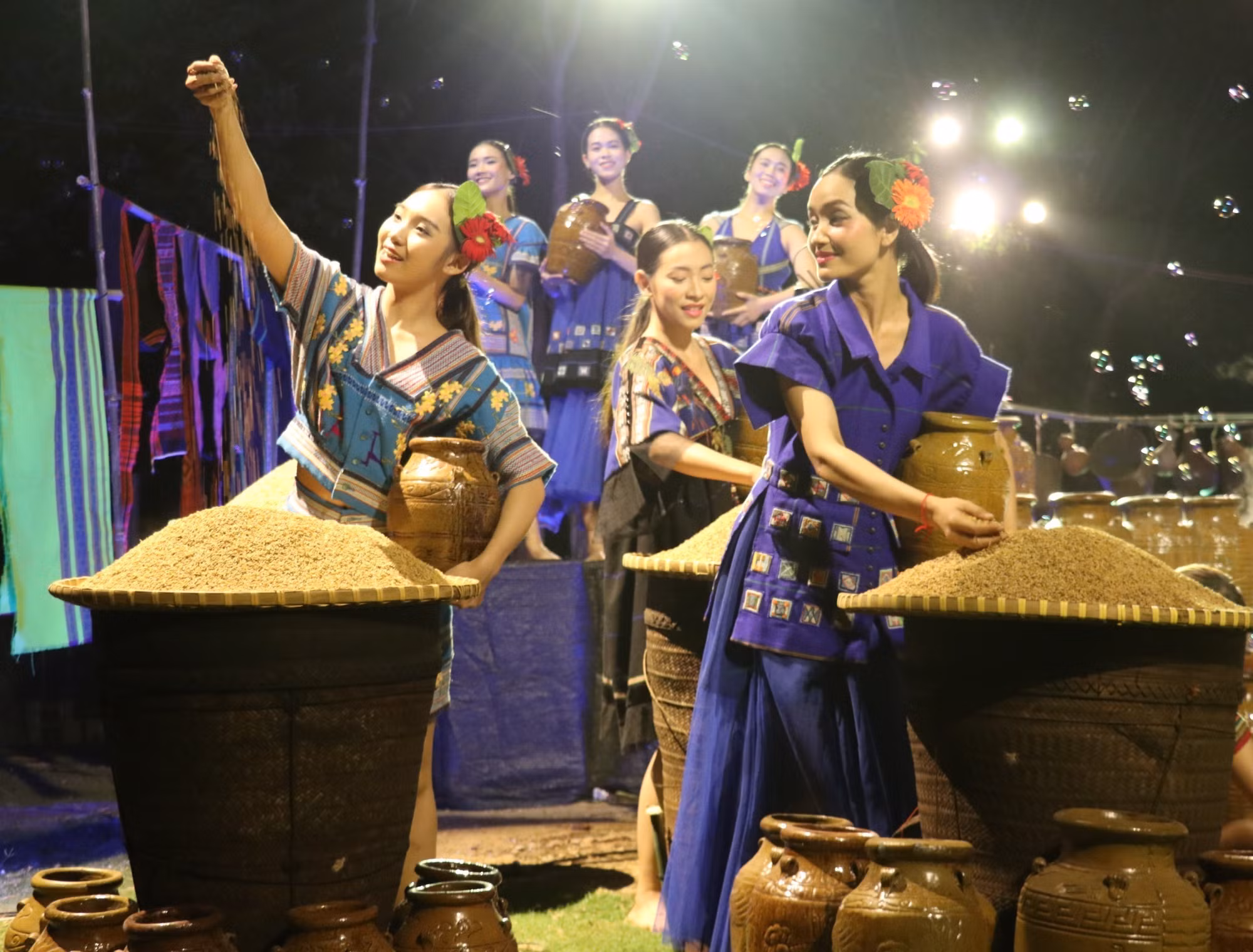 potal-trinh-dien-nghe-thuat-thoi-trang-tho-cam-dau-tien-cua-nguoi-stieng-o-binh-phuoc-7926763.jpg
