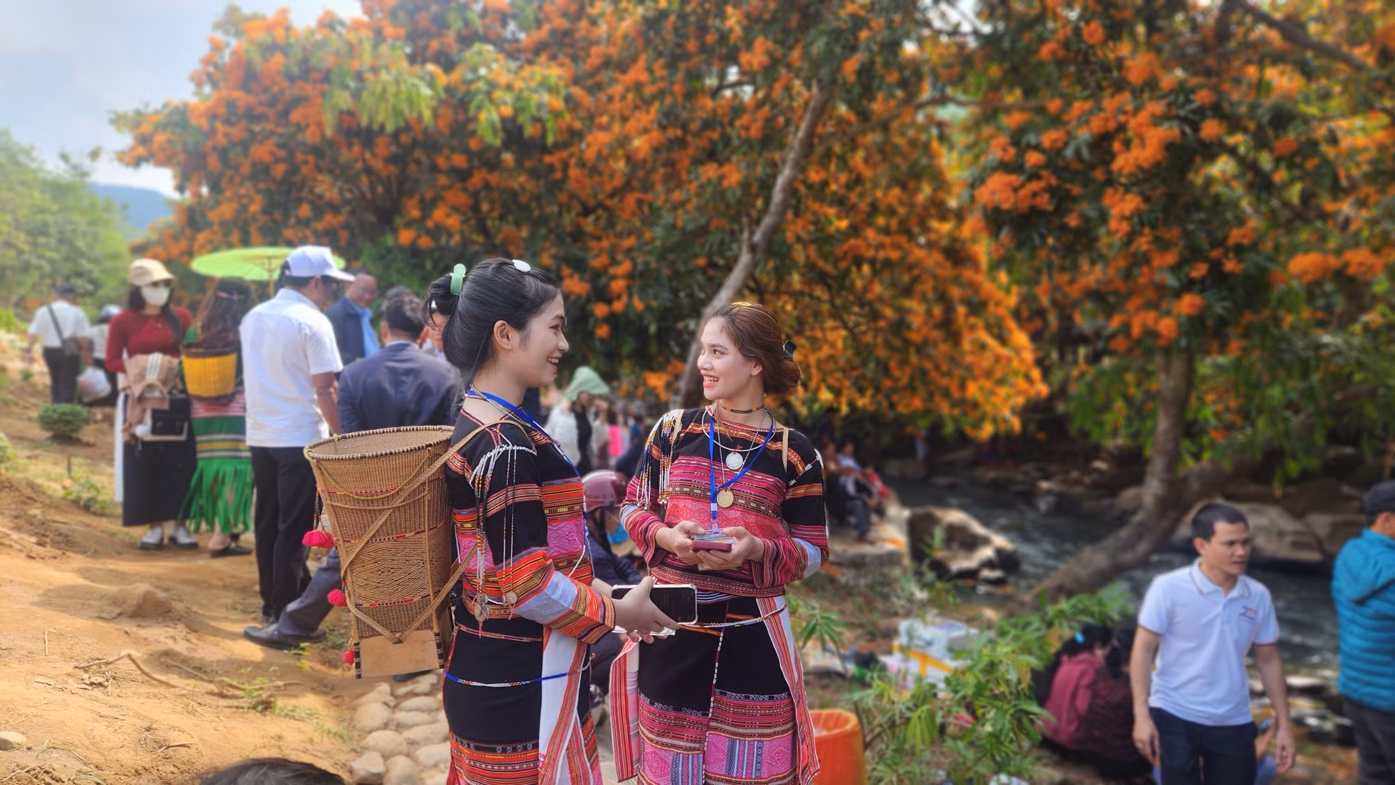 potal-khai-mac-le-hoi-hoa-trang-suoi-ta-ma-sac-mau-van-hoa-hoa-quyen-cung-thien-nhien-7927443.jpg