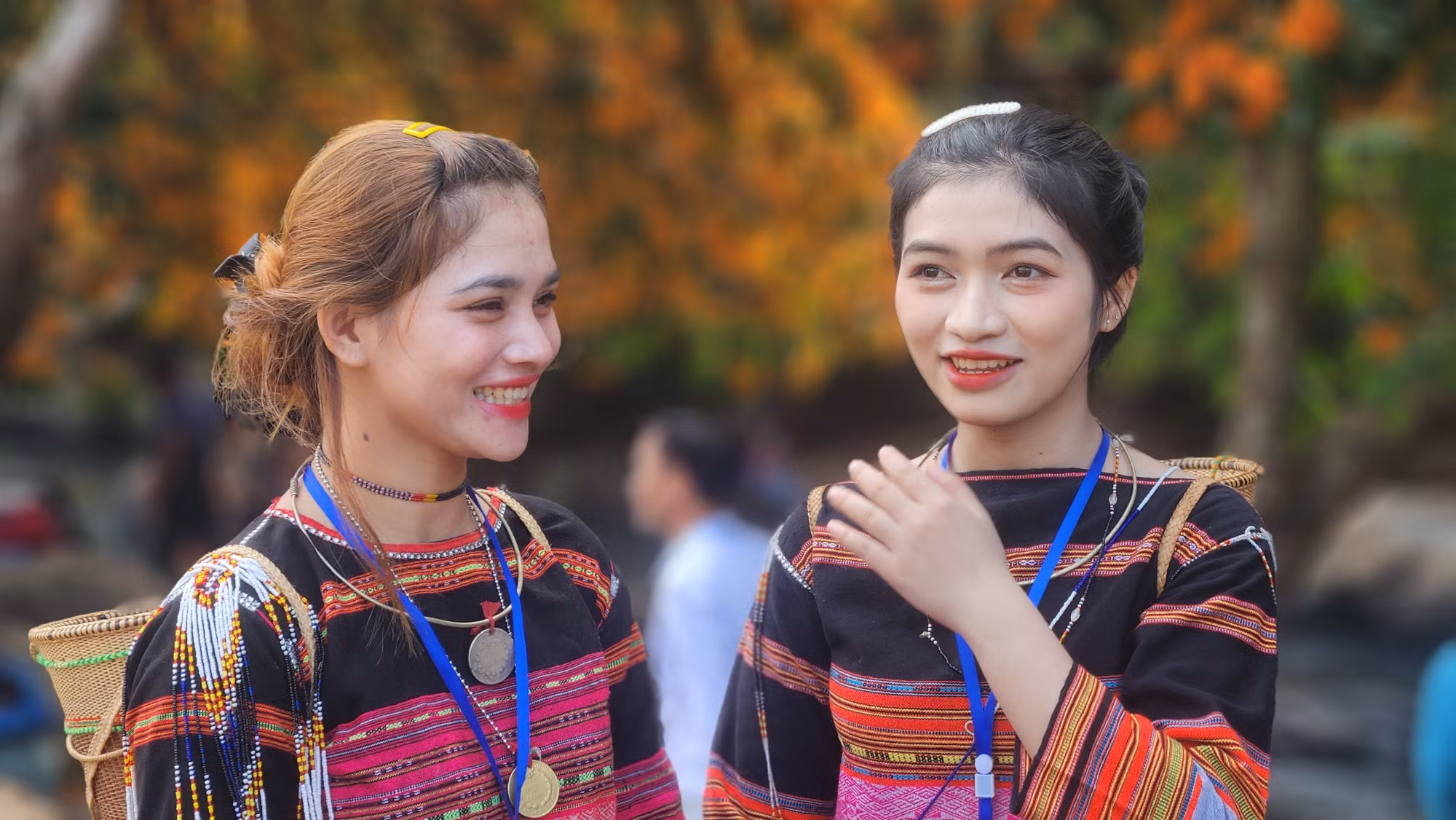 potal-khai-mac-le-hoi-hoa-trang-suoi-ta-ma-sac-mau-van-hoa-hoa-quyen-cung-thien-nhien-7927440.jpg