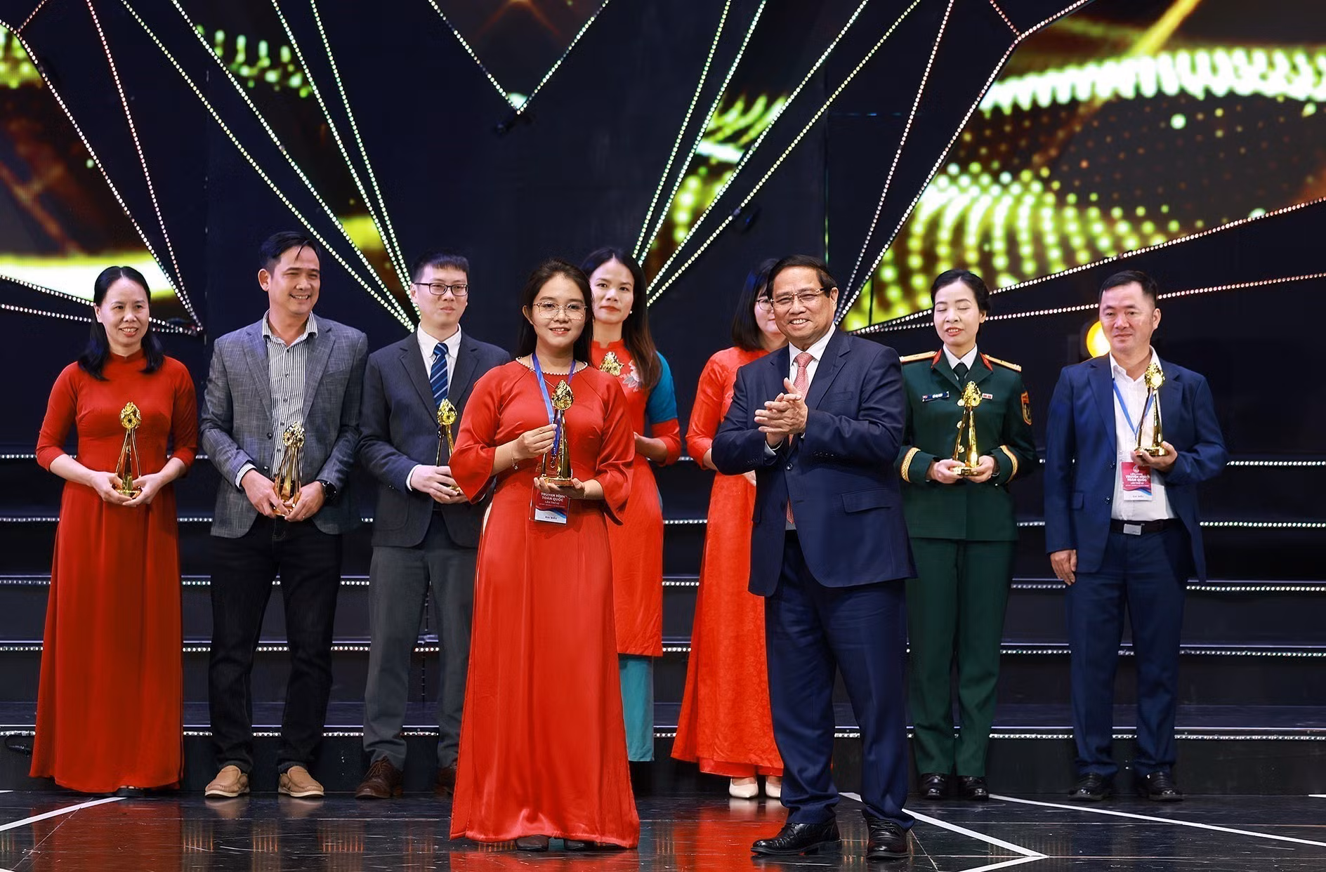potal-thu-tuong-du-be-mac-va-trao-giai-lien-hoan-truyen-hinh-toan-quoc-lan-thu-42-7928221.jpg