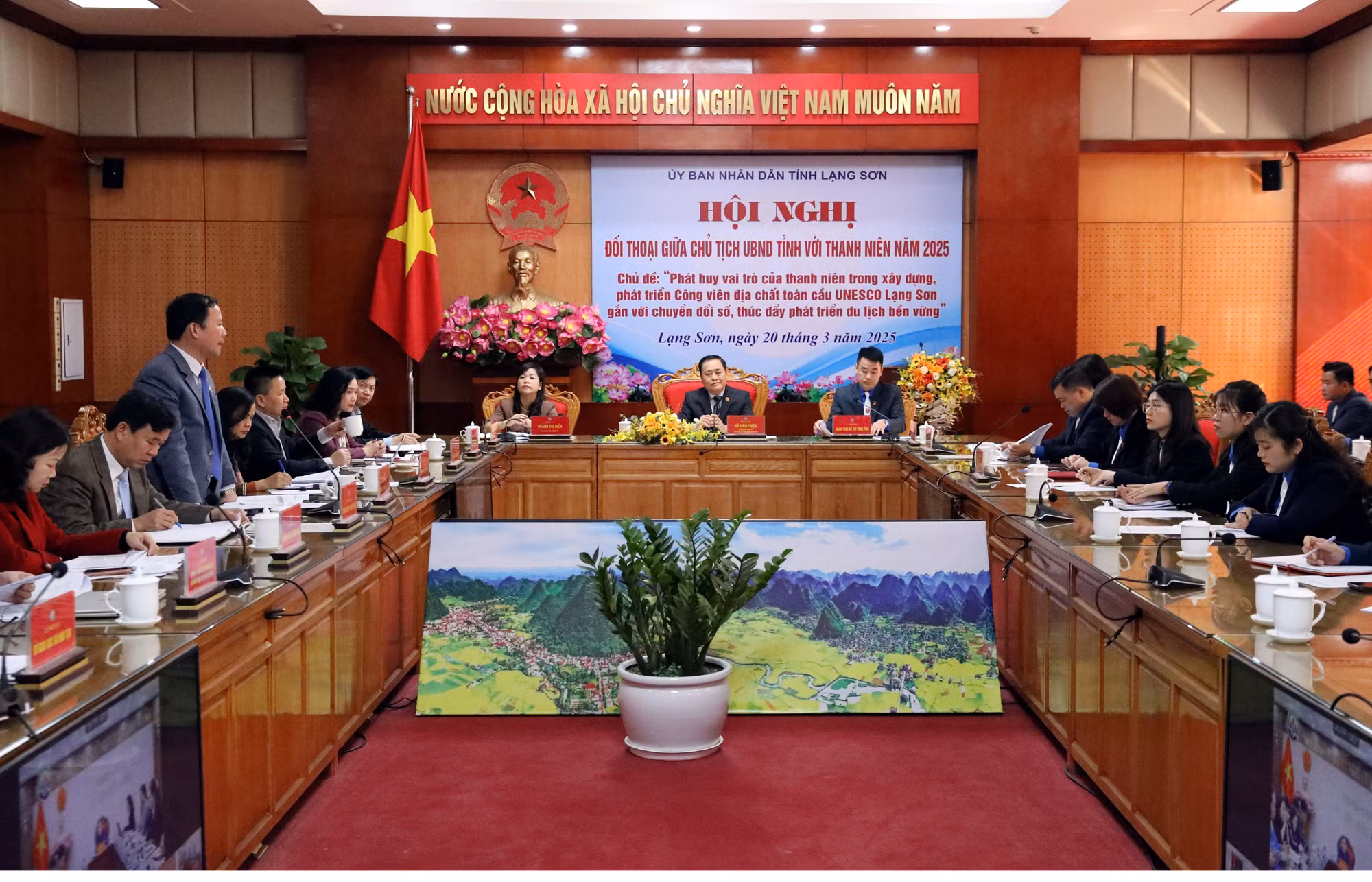 potal-chu-tich-tinh-lang-son-doi-thoai-voi-thanh-nien-ve-cong-vien-dia-chat-toan-cau-7923398.jpg