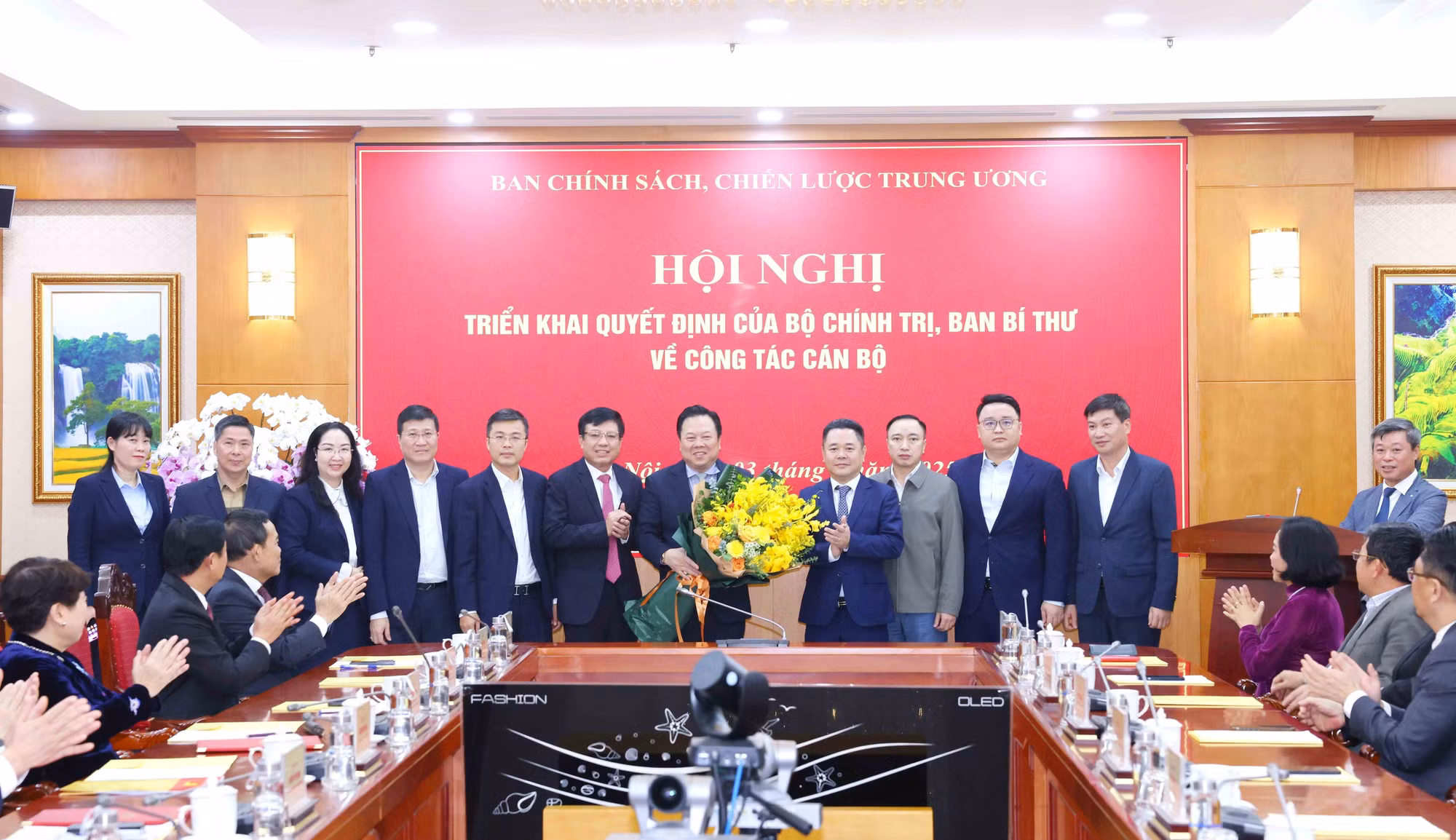 potal-hoi-nghi-trien-khai-quyet-dinh-cua-bo-chinh-tri-ban-bi-thu-ve-cong-tac-can-bo-tai-ban-chinh-sach-chien-luoc-trung-uong-7883705.jpg