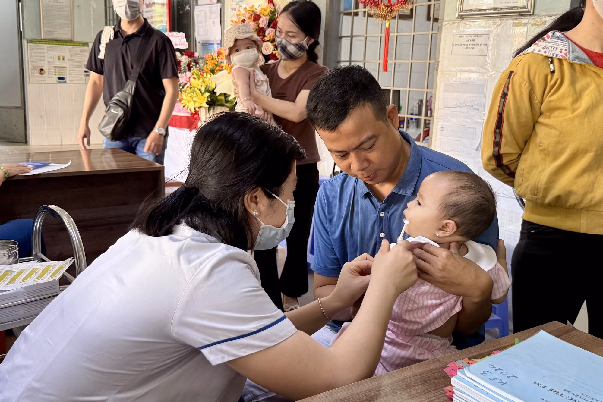 potal-ca-mau-to-chuc-tiem-vaccine-phong-benh-soi-cho-tre-duoi-9-thang-7879852.jpg