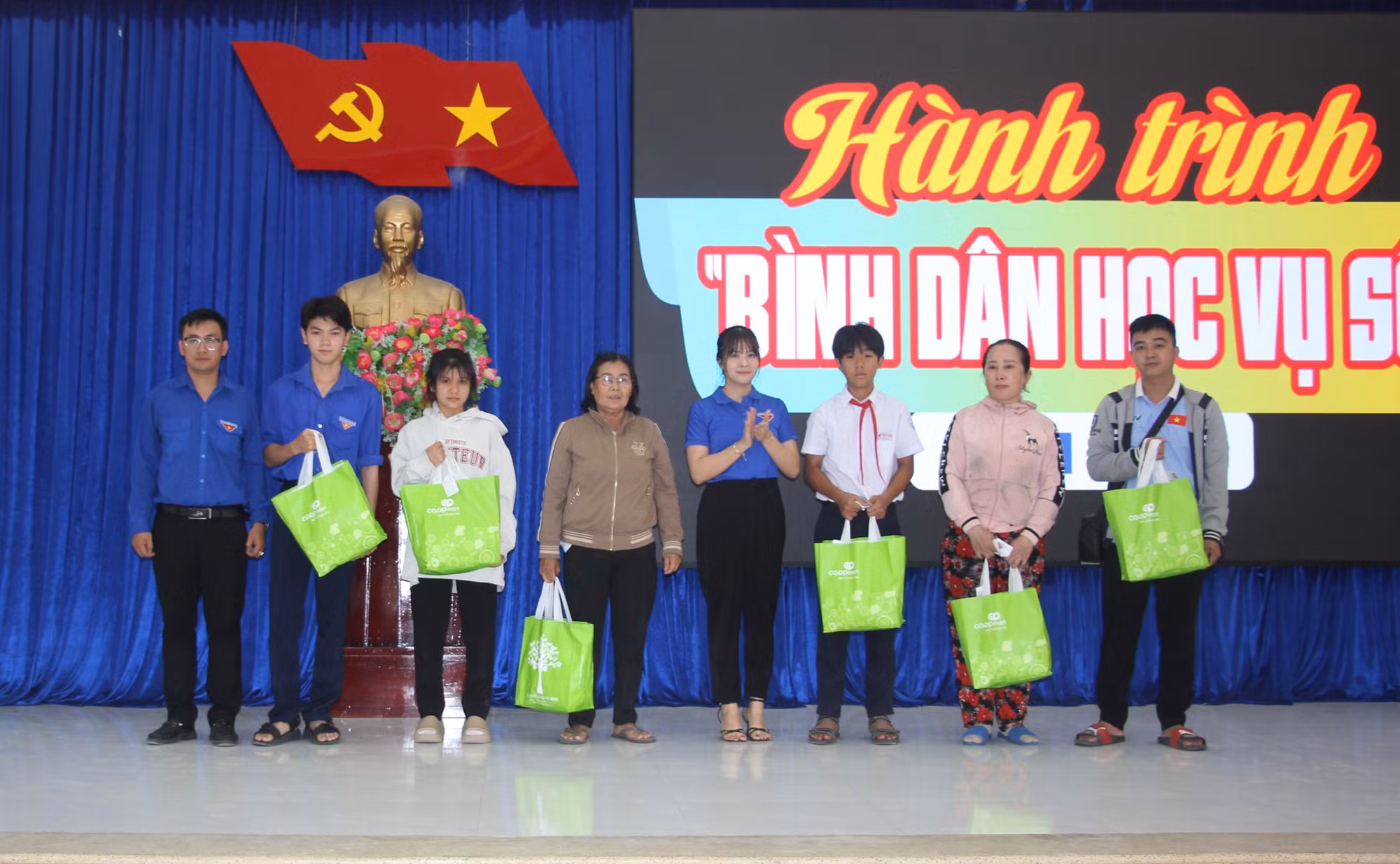 potal-tuoi-tre-khanh-hoa-ve-vung-que-giup-nguoi-dan-tiep-can-chuyen-doi-so-7926495.jpg