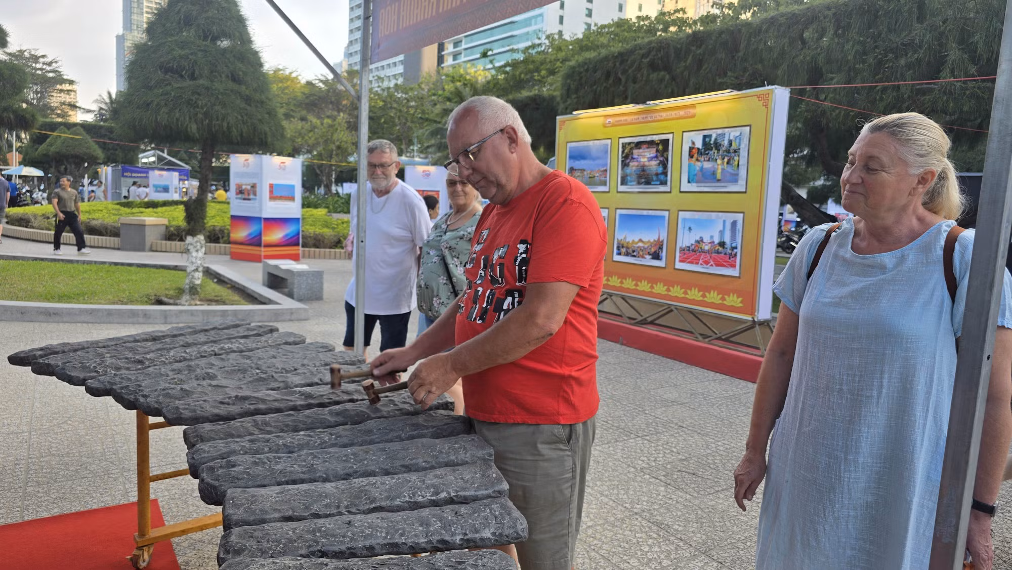 potal-trien-lam-anh-khanh-hoa-50-nam-thanh-tuu-va-phat-trien-25-03-2025-2018-7933542.jpg