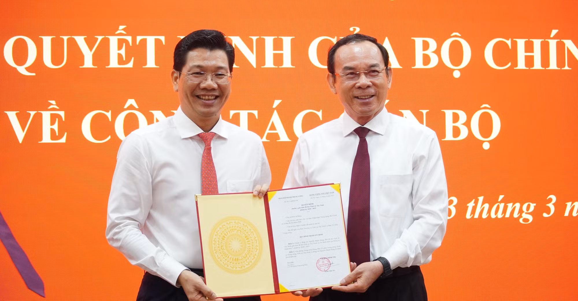 potal-tay-ninh-cong-bo-quyet-dinh-cua-bo-chinh-tri-ve-cong-tac-can-bo-7928528.jpg