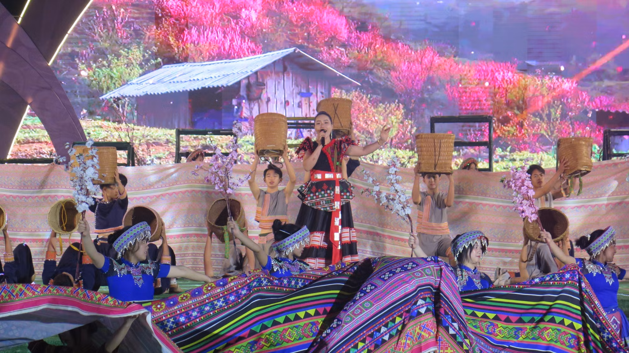 potal-khai-mac-le-hoi-mua-he-sa-pa-xu-so-cua-tinh-yeu-8004681.jpg