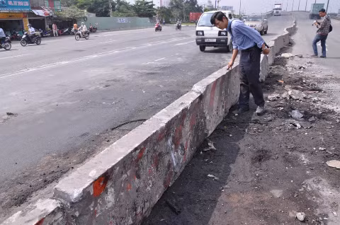 Lao vào dải phân cách, xe đầu kéo cháy rụi ảnh 6