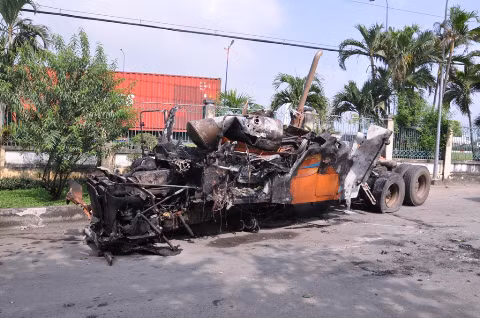 Lao vào dải phân cách, xe đầu kéo cháy rụi ảnh 1