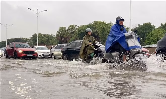 Hà Nội: Nhiều tuyến đường tiếp tục ngập, ùn tắc giao thông giờ cao điểm