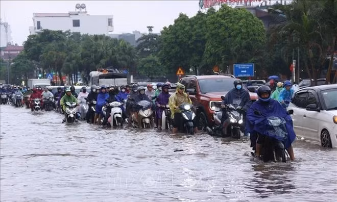 Hà Nội mưa không dứt, giao thông ùn tắc nhiều nơi