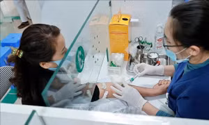 Lâm Đồng, Long An khuyến cáo người dân tiêm vaccine; không để bùng phát dịch bệnh
