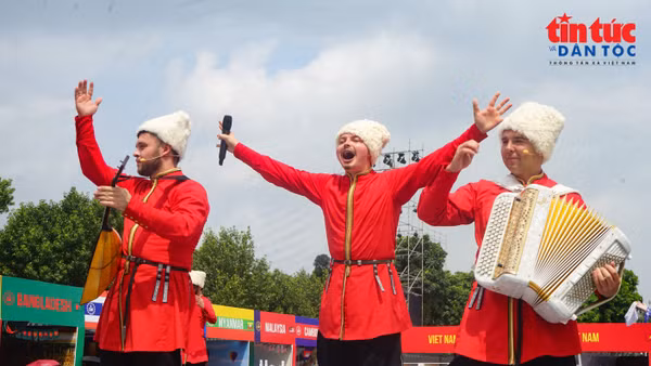 Nghệ sĩ Nhà hát ca nhạc “Yar” Moskva trình diễn những giai điệu dân ca và âm nhạc truyền thống Cossack.
