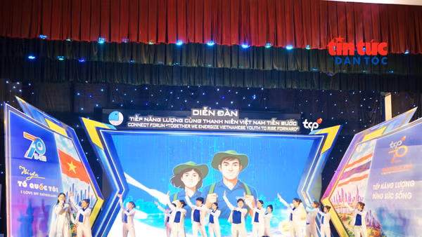Các đại biểu chụp ảnh kỷ niệm tại chương trình.
