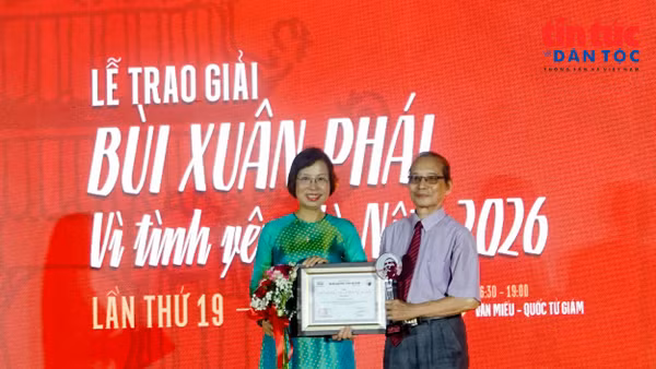 Giải thưởng Lớn của Giải thưởng Bùi Xuân Phái - Vì tình yêu Hà Nội lần thứ 19 được trao cho nhà thơ Bằng Việt.