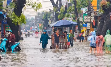 Chuyên gia hướng dẫn bảo vệ sức khỏe khi ngập úng kéo dài