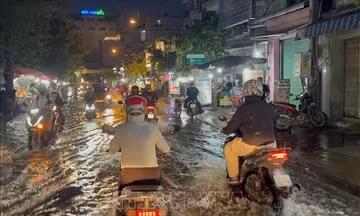 TP Hồ Chí Minh: Mưa lớn kết hợp triều cường khiến nhiều khu vực ngập