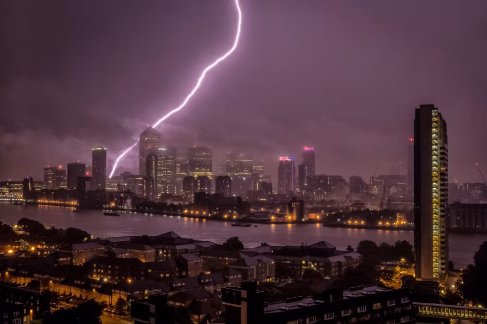 Cận cảnh London ngập nặng sau trận mưa dông ảnh 1