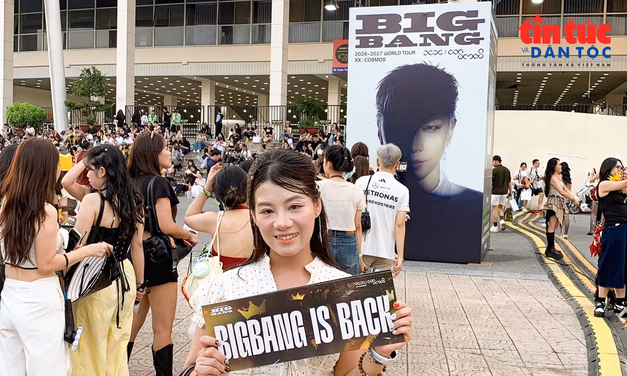 Người hâm mộ háo hức check-in trước giờ concert BIGBANG