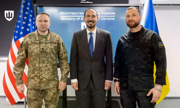 Bộ trưởng Quốc phòng Ukraine, Yevhen Khmara và Tổng tư lệnh Mykhailo Drapatyi chụp ảnh cùng ông Orlando Sanchez Jr., Chủ tịch bộ phận Hàng không của Lockheed Martin, tại Kiev. Ảnh: Bộ Quốc phòng Ukraine