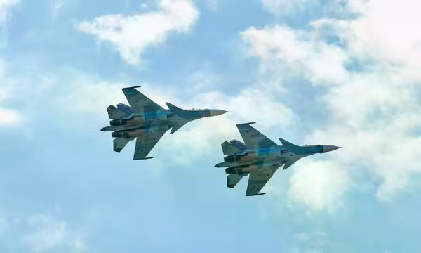Hai chiếc Su-30 của Nga bay trong đội hình gần trên bầu trời Zhukovsky, Nga. Ảnh minh họa: SOPA Images
