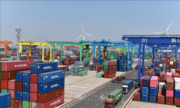 Một góc cảng Thiên Tân. Ảnh: Thành Dương - PV TTXVN tại Trung Quốc Hãng thông tấn Reuters (Anh) đưa tin xuất khẩu trong tháng 3 của Trung Quốc tăng 14,8% so với cùng kỳ năm 2022. Trước đó, nước này ghi nhận 5 tháng xuất khẩu giảm liên tiếp và trong một khảo sát của Reuters, các nhà kinh tế học còn dự đoán xuất khẩu vào tháng 3 của Trung Quốc giảm. Tuy nhiên, các nhà phân tích cho rằng mức tăng này nhiều khả năng liên quan đến việc các nhà xuất khẩu Trung Quốc tăng tốc hoàn thành đơn đặt hàng tồn đọng do dịch COVID-19. Các nhà phân tích cũng cảnh báo triển vọng nhu cầu toàn cầu vẫn yếu. Nhà kinh tế trưởng Zhiwei Zhang tại công ty quản lý đầu tư Pinpoint Asset Management lập luận: “Làn sóng dịch COVID-19 trong tháng 12/2022 và tháng 1 có thể đã khiến hàng tồn kho của các nhà máy cạn kiệt. Hiện nay những nhà máy này đang hoạt động tối đa công suất để theo kịp các đơn đặt hàng dồn lại từ trước đó”. Ông bổ sung: “Xuất khẩu tăng trưởng mạnh này nhiều khả năng khó duy trì với triển vọng kinh tế vĩ mô toàn cầu yếu”. Người phát ngôn của Tổng cục Hải quan Trung Quốc Lyu Daliang cho rằng diễn biến xuất khẩu tăng là do nhu cầu về xe điện, sản phẩm năng lượng Mặt Trời và pin lithium tăng mạnh. Tuy nhiên, ông cũng cảnh báo tình cảnh có thể xấu đi trong thời gian tới. Phát biểu trước các phóng viên ngày 13/4, ông Lyu Daliang nhấn mạnh: “Ở thời điểm này, môi trường bên ngoài vẫn khắc nghiệt và phức tạp. Nhu cầu bên ngoài chậm và các yếu tố địa chính trị sẽ gây ra thách thức lớn hơn cho sự phát triển thương mại của Trung Quốc”. Trong khi đó, nhập khẩu của Trung Quốc giảm ít hơn so với dự kiến. Các nhà kinh tế học cho rằng việc tăng tốc mua nông sản, đặc biệt là đậu tương, đã hỗ trợ diễn biến này. Nhập khẩu trong tháng 3 của Trung Quốc giảm 1,4% trong khi vào tháng 1 và tháng 2 giảm đến 10,2%. Các nhà phân tích tại công ty Capital Economics (Anh) nhận xét: “Chúng tôi cho rằng hầu hết các nền kinh tế phát triển sẽ rơi vào suy thoái trong năm nay và xuất khẩu của Trung Quốc cũng sẽ có xu hướng tiếp tục giảm rồi chạm đáy vào cuối năm nay”. Trong một cuộc họp vào tuần trước, Thủ tướng Trung Quốc Lý Cường nói rằng các quan chức nên "thử mọi phương pháp" để phát triển thương mại với các nền kinh tế phát triển và thúc đẩy các doanh nghiệp tìm hiểu thêm những nền kinh tế thị trường mới nổi, chẳng hạn như các nước ở Đông Nam Á. Trung Quốc đã đặt mục tiêu tăng trưởng kinh tế ở mức khoảng 5% trong năm nay.